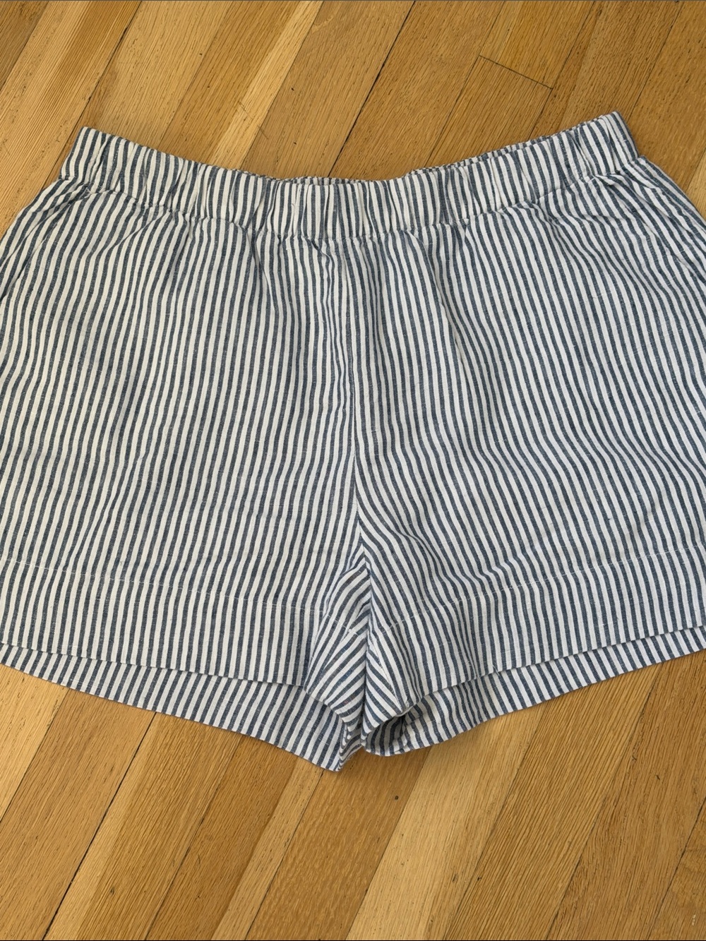Vineyard Vines linen (lined) Striped Blue shorts medium